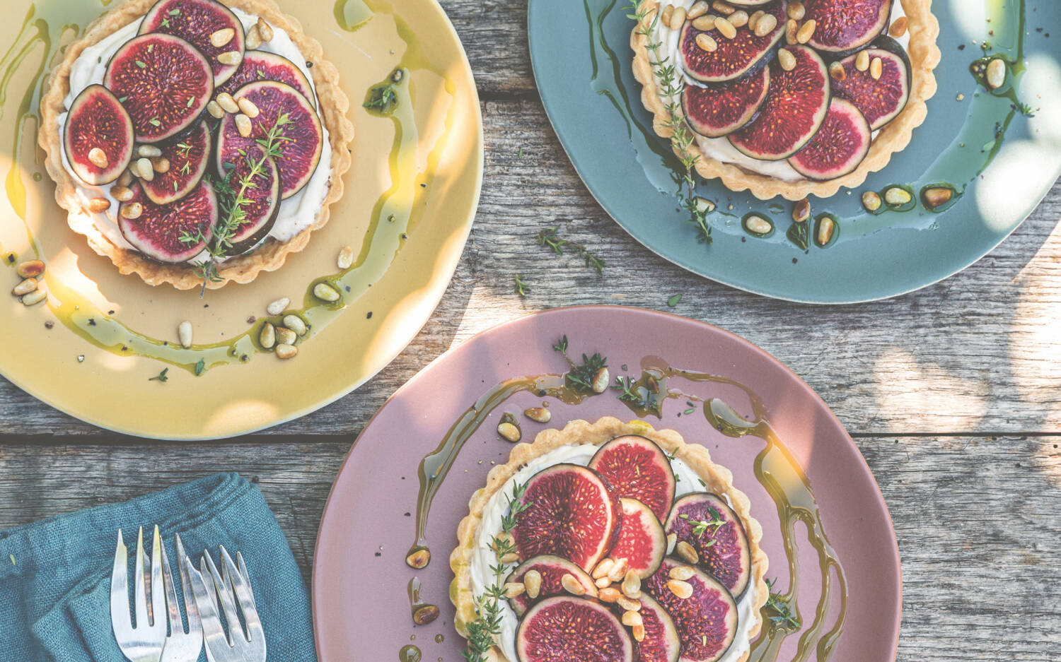 Diese Feigen-Ziegenkäse-Tartelettes aus Anne-Katrin Webers neuestem Kochbuch bringen Farbe und Geschmack auf den Teller /©AT Verlag/Wolfgang Schardt