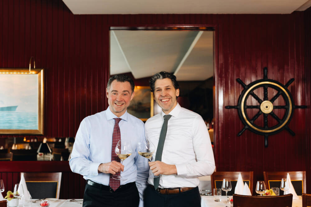 Dirk Kowalke und Benjamin Kast schreiben die Familientradition des 1981 gegründeten Fischereihafen Restaurants fort / ©Julia Schumacher