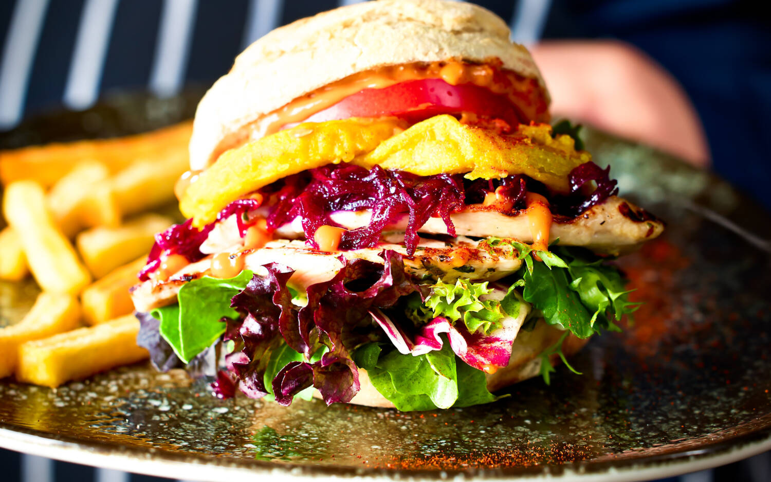 Ein bunt belegter Burger mit Pommes geht immer / ©Alex