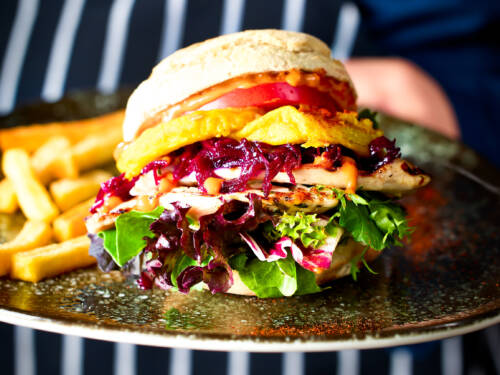 Ein bunt belegter Burger mit Pommes geht immer / ©Alex