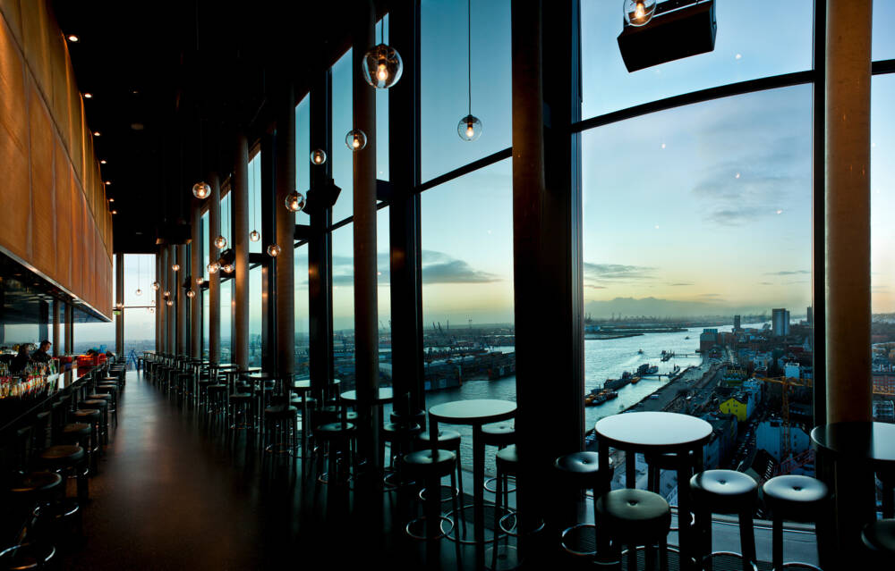 Einzigartiger Blick über den Hafen und die Elbe haben Gäste im 20 up / ©Empire Riverside Hotel