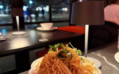 Fancy Nudeln, gekrönt mit frischem Koriander / ©Stevan Paul 