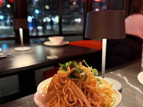 Fancy Nudeln, gekrönt mit frischem Koriander / ©Stevan Paul 