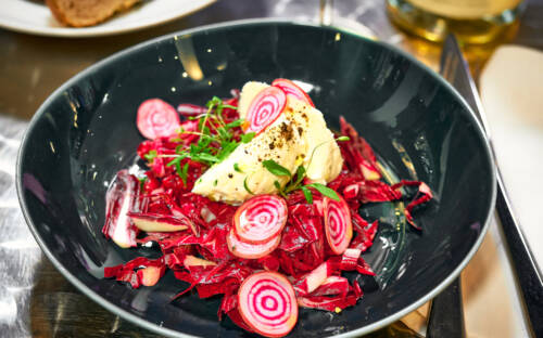 Farbenfrohe Arrangements beglücken die Gäste im Sette Feinbistro / ©Marc Sill