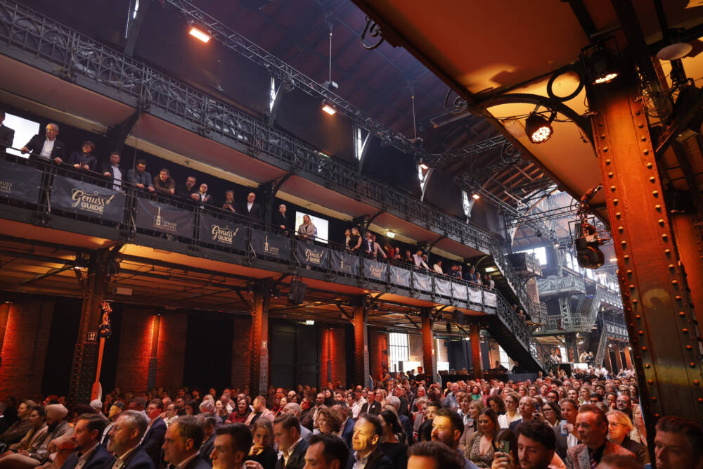 Full House – Die Zuschauerinnen und Zuschauer folgen aufmerksam der Preisverleihung / ©Jan-Rasmus Lippels