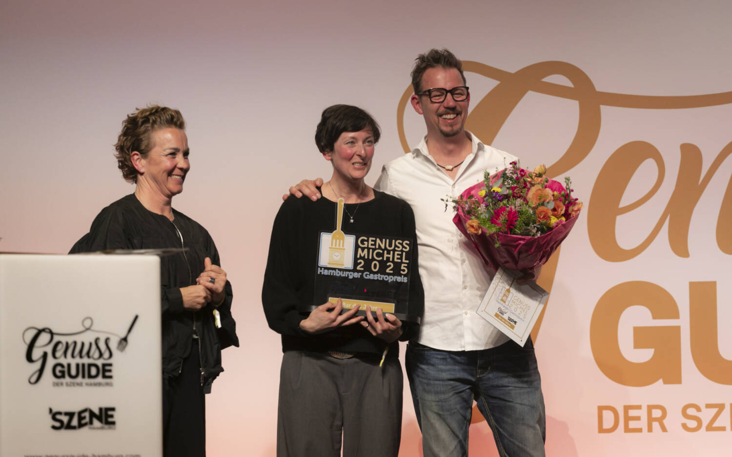 Gaby Gassmann von Magnus Mineralbrunnen durfte den Preis für die Bar des Jahres überreichen / ©Jan-Rasmuss Lippels