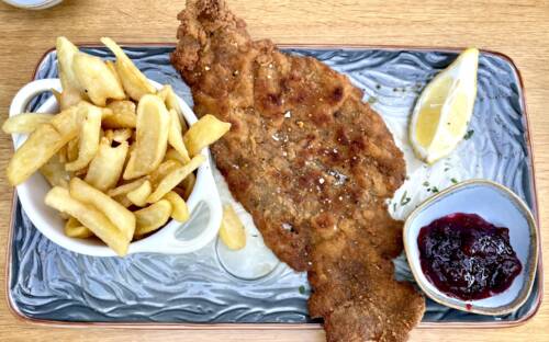 Genau so wie unser Tester es liebt! Dünnes Schnitzel welches über den Tellerrand ragt – purer Genuss / ©Peter Wagner 