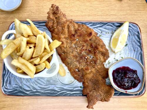 Genau so wie unser Tester es liebt! Dünnes Schnitzel welches über den Tellerrand ragt – purer Genuss / ©Peter Wagner 