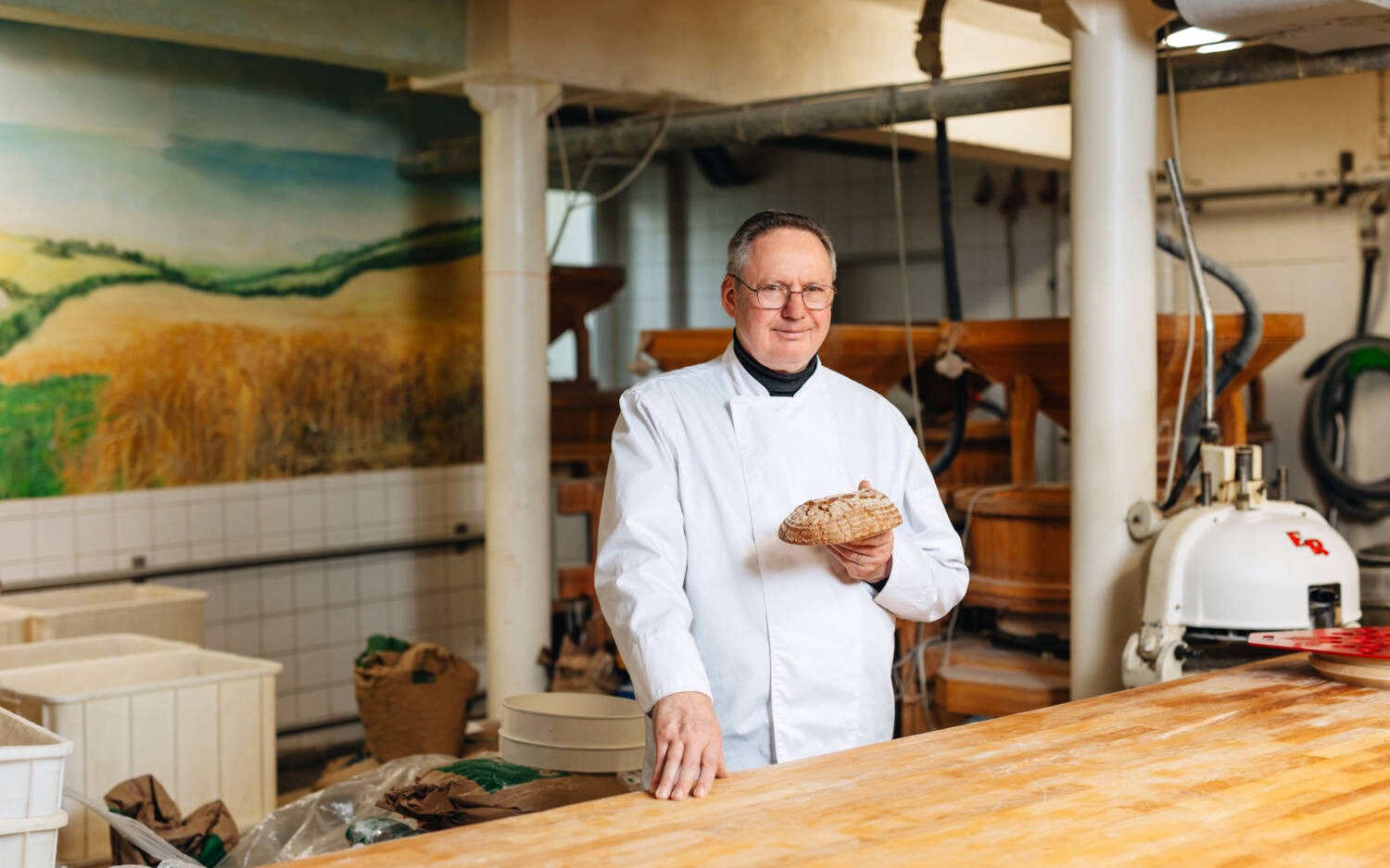 Handwerk dass man schmecken kann – Thomas Effenberger in seiner Backstube / © Julia Schumacher