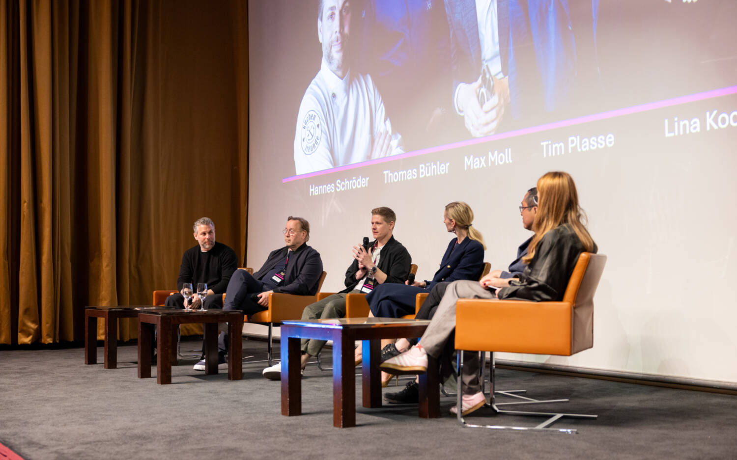 Hannes Schröder, Thomas Bühner, Max Moll, Lina Koch, Tim Plasse und Kerstin Rapp-Schwan (v. l. n. r.) auf der Hauptbühne der Masterclass / ©Liza Holiarchuk