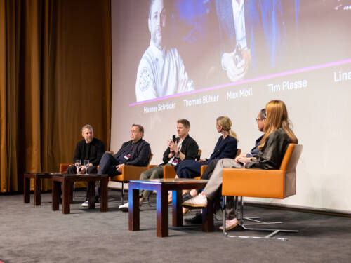 Hannes Schröder, Thomas Bühner, Max Moll, Lina Koch, Tim Plasse und Kerstin Rapp-Schwan (v. l. n. r.) auf der Hauptbühne der Masterclass / ©Liza Holiarchuk