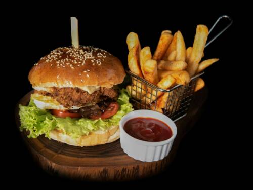 3h’s Burger serviert eine große Auswahl an klassischen Burgern. Von Cheese und Chili-Cheese über Chicken bis zum Veggie ist alles dabei / ©Unsplash/rollelflex_graphy726