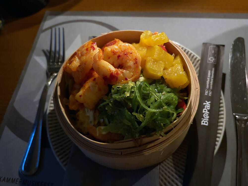 Im BeachHouse auf Sylt werden vier saftige Gambas im Holzkorb serviert, dazu Spicy-Asiasalat, Ananas-Relish, Wakame und Sesamdressing / ©Michael Hein