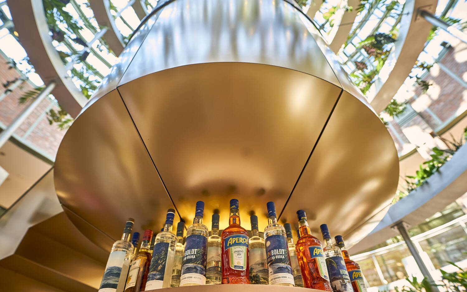 Im Mittelpunkt: die imposante Bar / ©Marc Sill