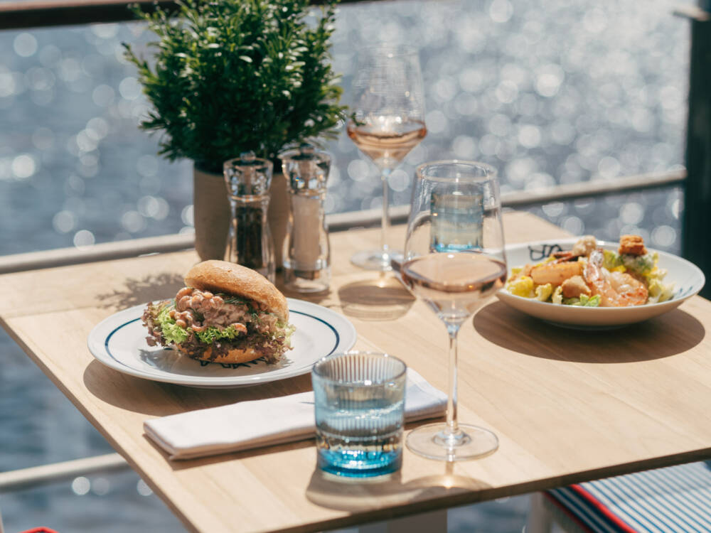 Immerhin ein stattlicher Berg von Krabben auf dem Brötchen: Das Deck 4 setzt preislich neue Rekorde / ©Max Arens