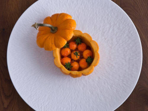 Kreativ ungesetzt: Ein Kürbis der als Teller dient ist nicht nur stylisch sonder auch super Nachhaltig / ©Hans Ripa