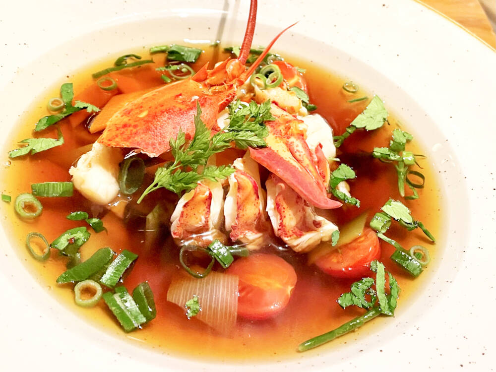 Kunstvoll angerichtete Teller erreichen die hungrigen Gäste in der Hummerkoje auf Sylt / ©Foodbild