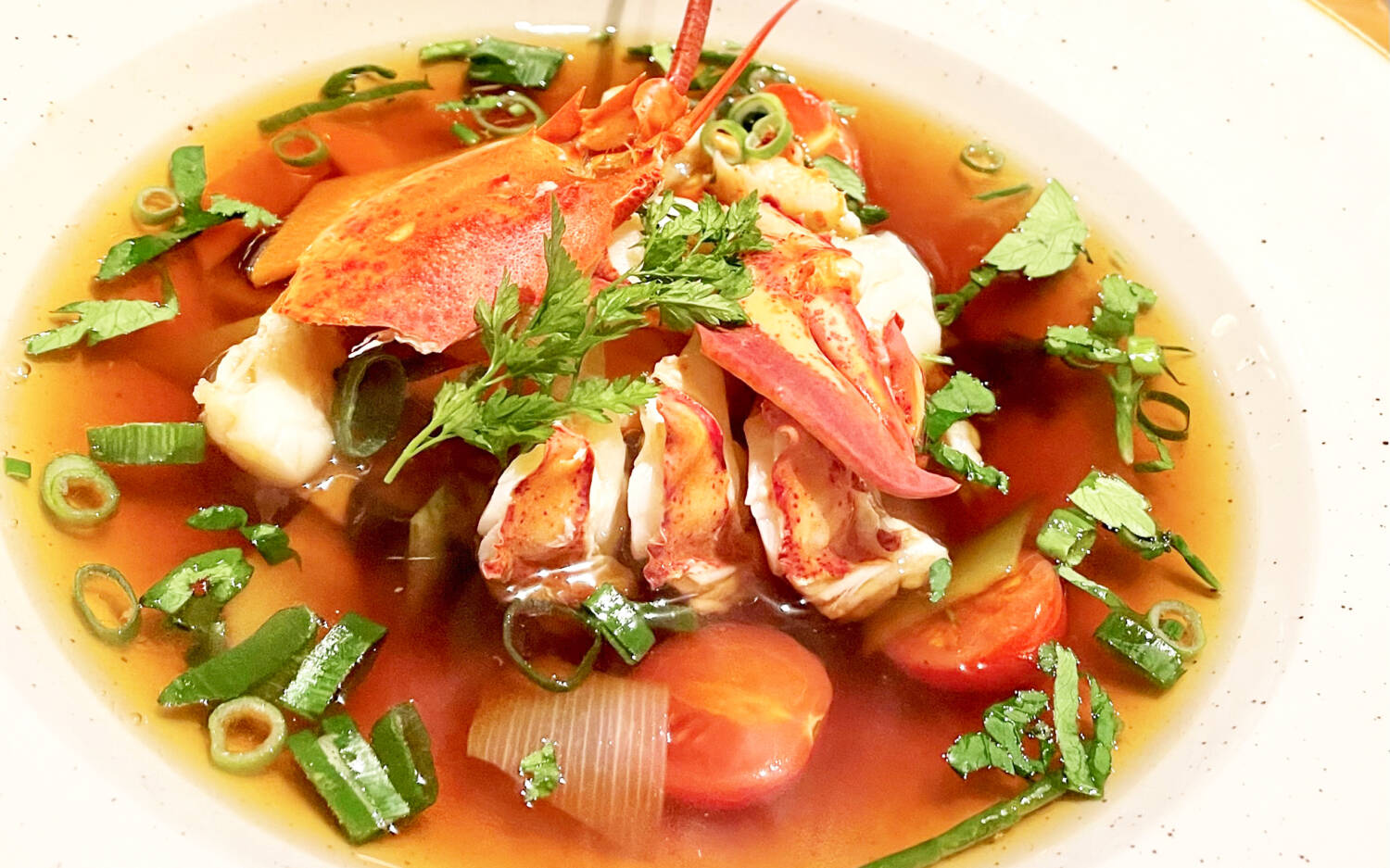 Kunstvoll angerichtete Teller erreichen die hungrigen Gäste in der Hummerkoje auf Sylt / ©Foodbild