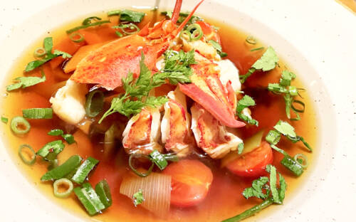 Kunstvoll angerichtete Teller erreichen die hungrigen Gäste in der Hummerkoje auf Sylt / ©Foodbild