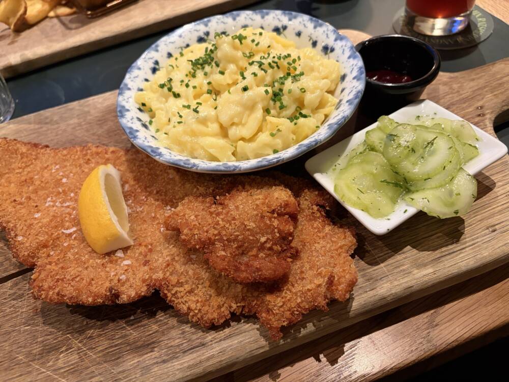 Lauwarmer Kartoffelsalat mit frischem Gurkensalat und fettem, crunchy Wiener Schnitzel – unser Tester ist überzeugt / ©Michael Hein
