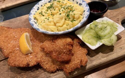 Lauwarmer Kartoffelsalat mit frischem Gurkensalat und fettem, crunchy Wiener Schnitzel – unser Tester ist überzeugt / ©Michael Hein