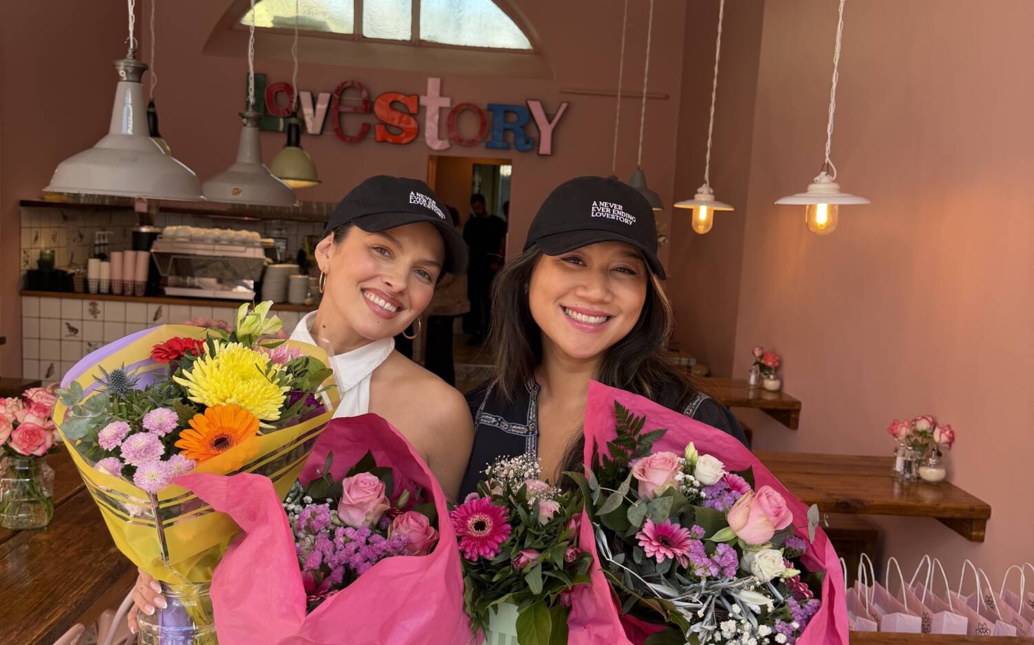 Leoni Lencinas ( Inhaberin Berlin/ Franchise Geberin) und Chi Steinbach die neue Inhaberin hier in Hamburg / ©A never ending love story 