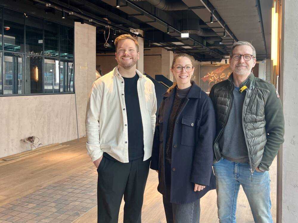 Lucas Müller, Victoria Lotte-Weber und Marco Buße eröffnen gemeinsam das Joh. Albrecht Brauhaus in der Innenstadt / ©Alice von der Laden