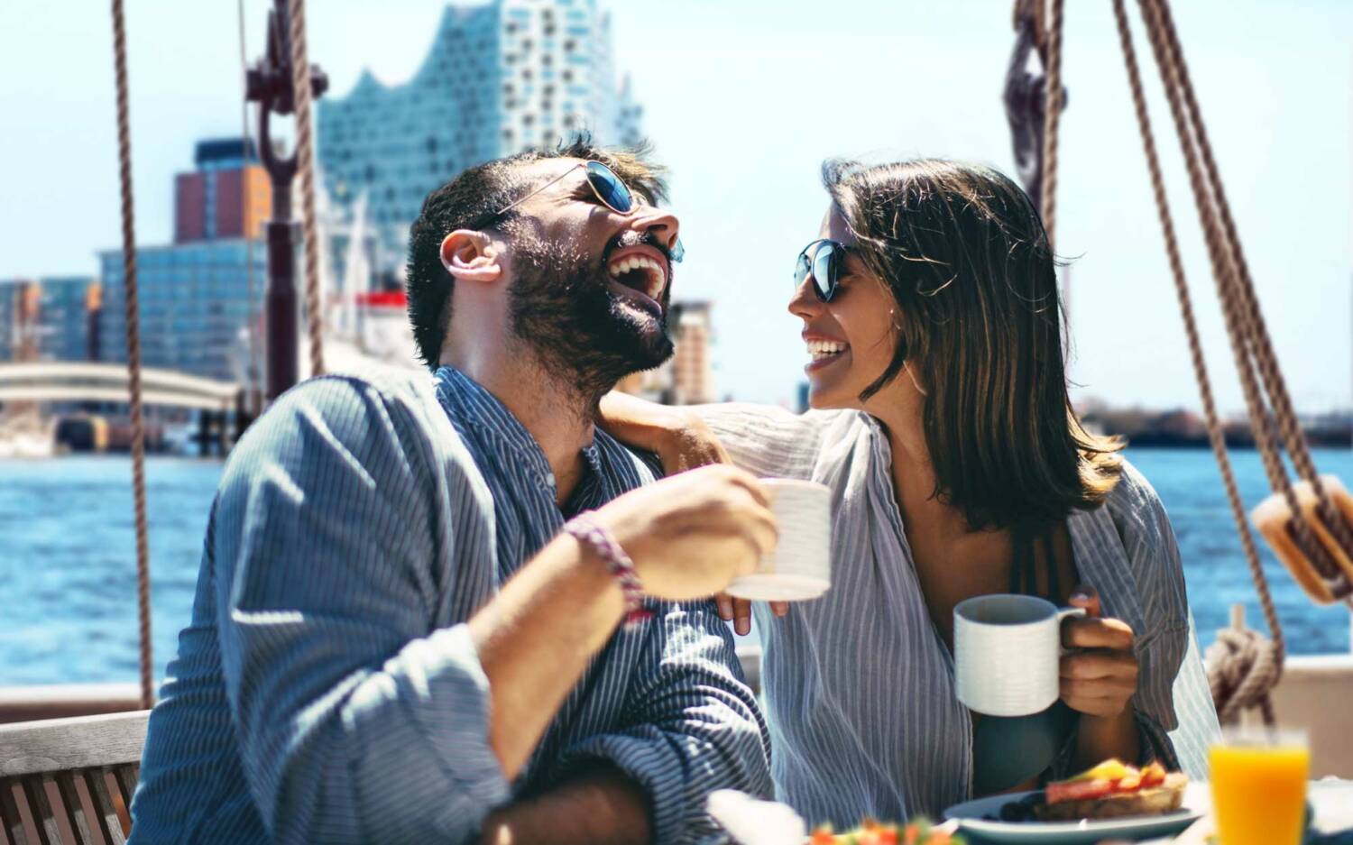 Mit der Mare Frisum die Elbe entlang und dabei köstlich brunch: Das geht mit NORD EENT / ©iStock