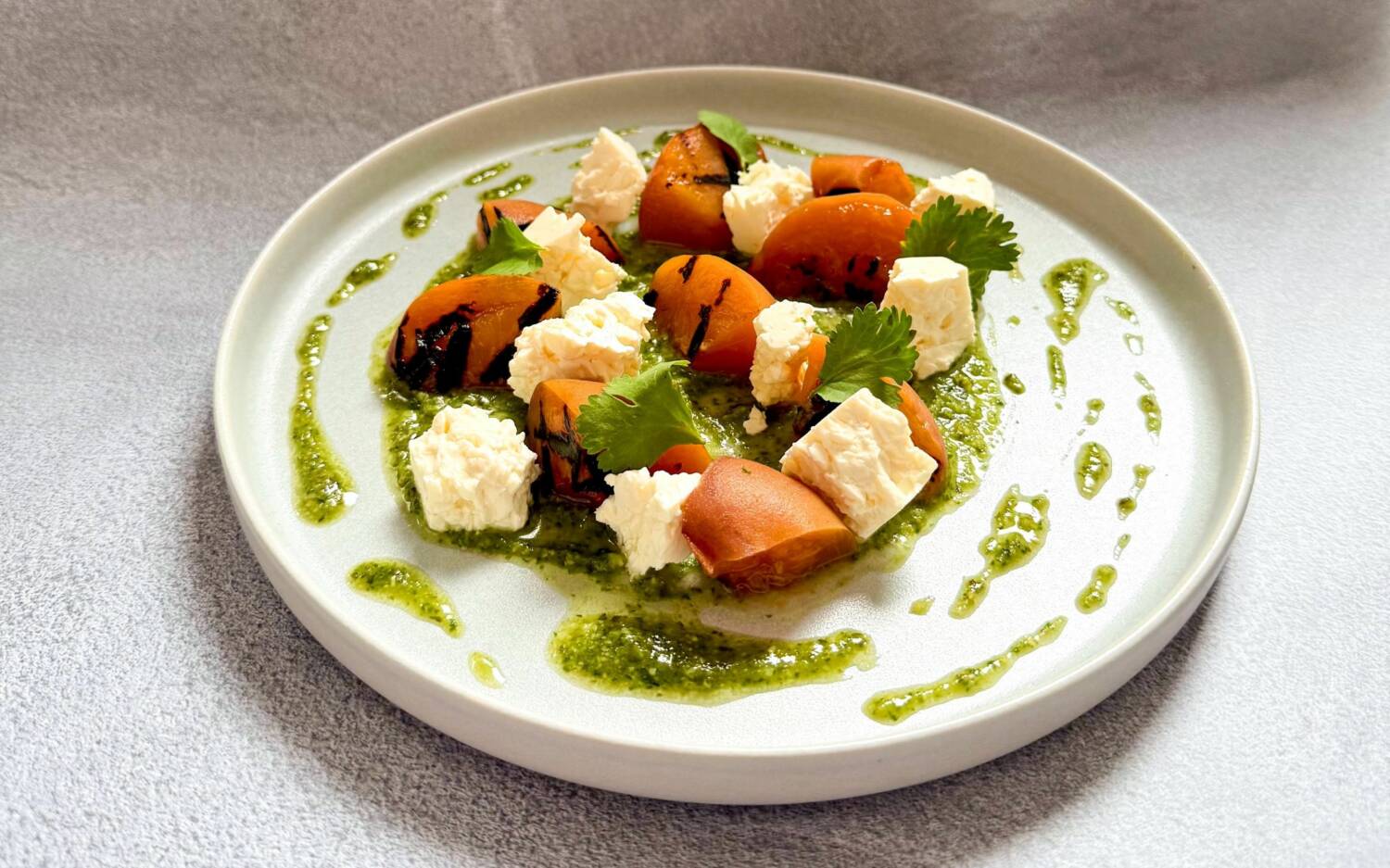 Neben norddeutschen Klassikern und Fine-Dining-Rezepten stellt Sternekoch Maurizio Oster in seinem ersten Kochbuch auch simple Gerichte vor / ©Elissavet Patrikiou