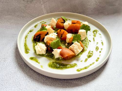 Neben norddeutschen Klassikern und Fine-Dining-Rezepten stellt Sternekoch Maurizio Oster in seinem ersten Kochbuch auch simple Gerichte vor / ©Elissavet Patrikiou