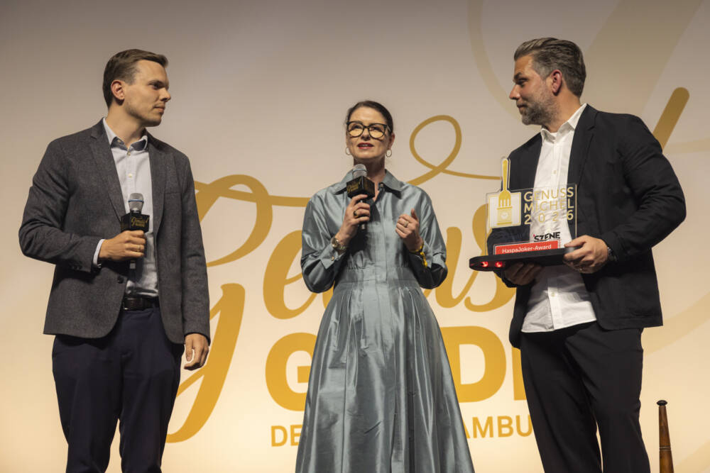 Niklas Nordmann, Birte Quitt und Hannes Schröder (v.l.n.r.) bei der Genuss-Michel-Gala / © Jan-Rasmus Lippels