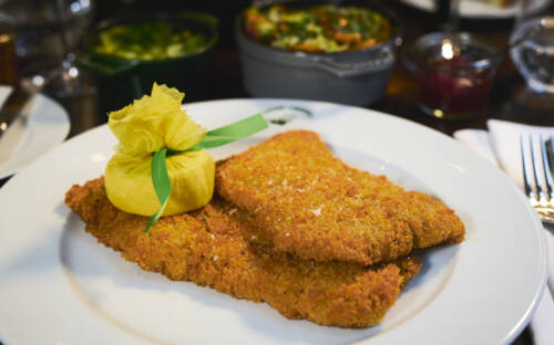 Norddeutsche Bodenständigkeit meets französischen Bistro-Flair: Im Casse-Croûte gibt’s sogar Schnitzel / ©Marc Sill