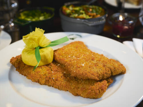 Norddeutsche Bodenständigkeit meets französischen Bistro-Flair: Im Casse-Croûte gibt’s sogar Schnitzel / ©Marc Sill