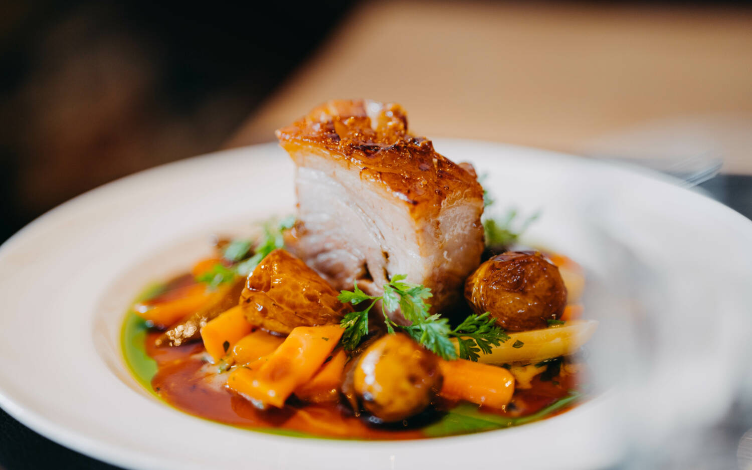 Perfekt gegartes Fleisch, herzerwärmende Beilagen und pfiffige Interpretationen der Heimatküche ergeben ein rundum gelungenes Gericht / ©Hotel Gut Immenhof