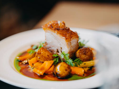 Perfekt gegartes Fleisch, herzerwärmende Beilagen und pfiffige Interpretationen der Heimatküche ergeben ein rundum gelungenes Gericht / ©Hotel Gut Immenhof