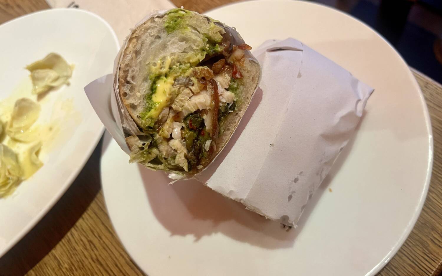 Porchetta mit würzigem Friarelli-Pesto und cremiger Käsesoße, harmoniert und schmeckt unserer Testerin sehr / ©Alice von der Laden