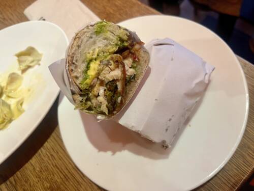 Porchetta mit würzigem Friarelli-Pesto und cremiger Käsesoße, harmoniert und schmeckt unserer Testerin sehr / ©Alice von der Laden