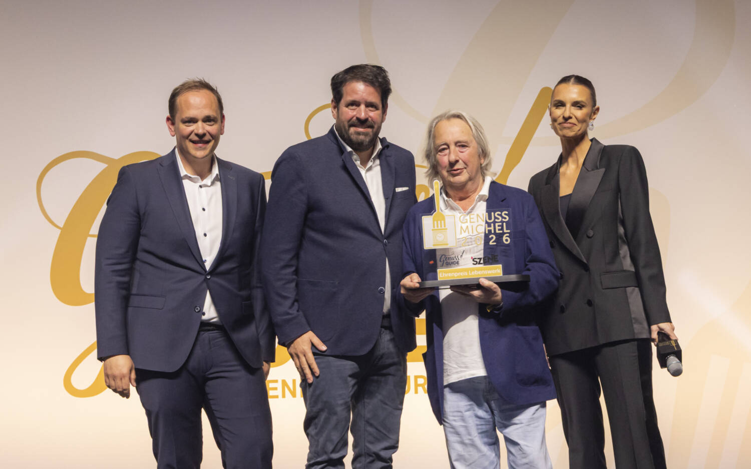 Preis-Pate Denis Wiechert von TUI, Winzer Markus Schneider, Herbert Seckler und Laura Wontorra auf der Bühne / ©Jan-Rasmus Lippels