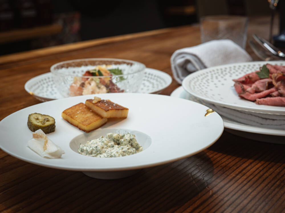 Preiswerte Sterneküche? Das gibt’s im Zwei-Sterne-Restaurant 100 / 200 Kitchen mit dem „Kleinen Lunch“ für 100 Euro /© René Flindt