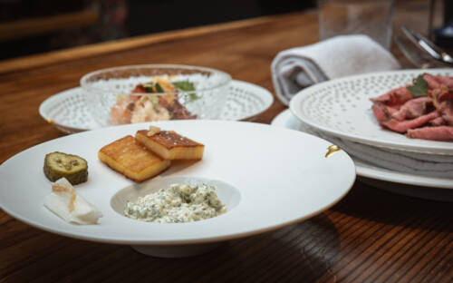 Preiswerte Sterneküche? Das gibt’s im Zwei-Sterne-Restaurant 100 / 200 Kitchen mit dem „Kleinen Lunch“ für 100 Euro /© René Flindt