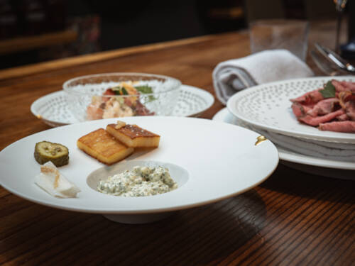 Preiswerte Sterneküche? Das gibt’s im Zwei-Sterne-Restaurant 100 / 200 Kitchen mit dem „Kleinen Lunch“ für 100 Euro /© René Flindt