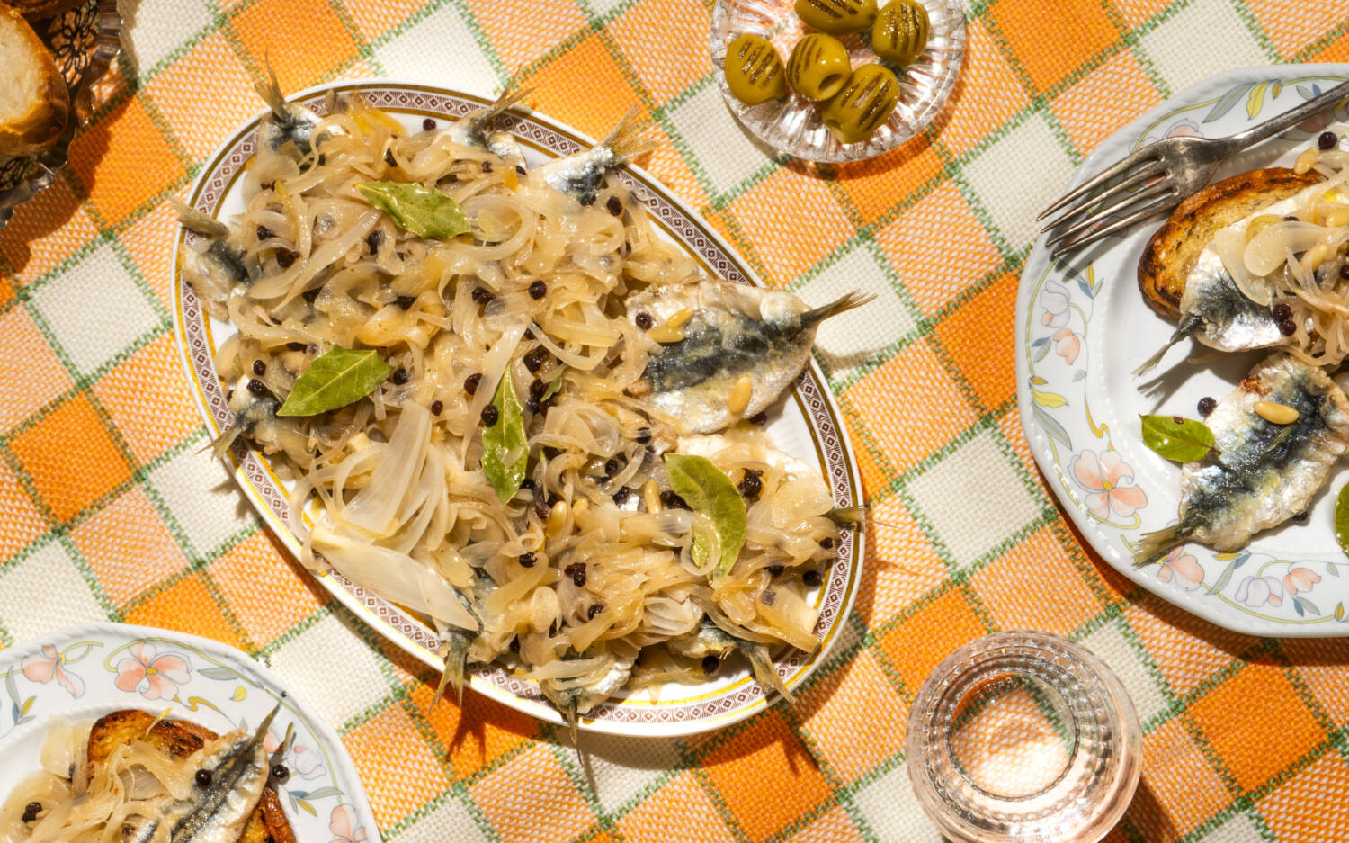 Sarde in saor – marinierte Sardinen mit Zwiebeln, Essig und einer feinen Süße – eine Herzensempfehlung von Vincenzo Andronaco / ©Andronaco