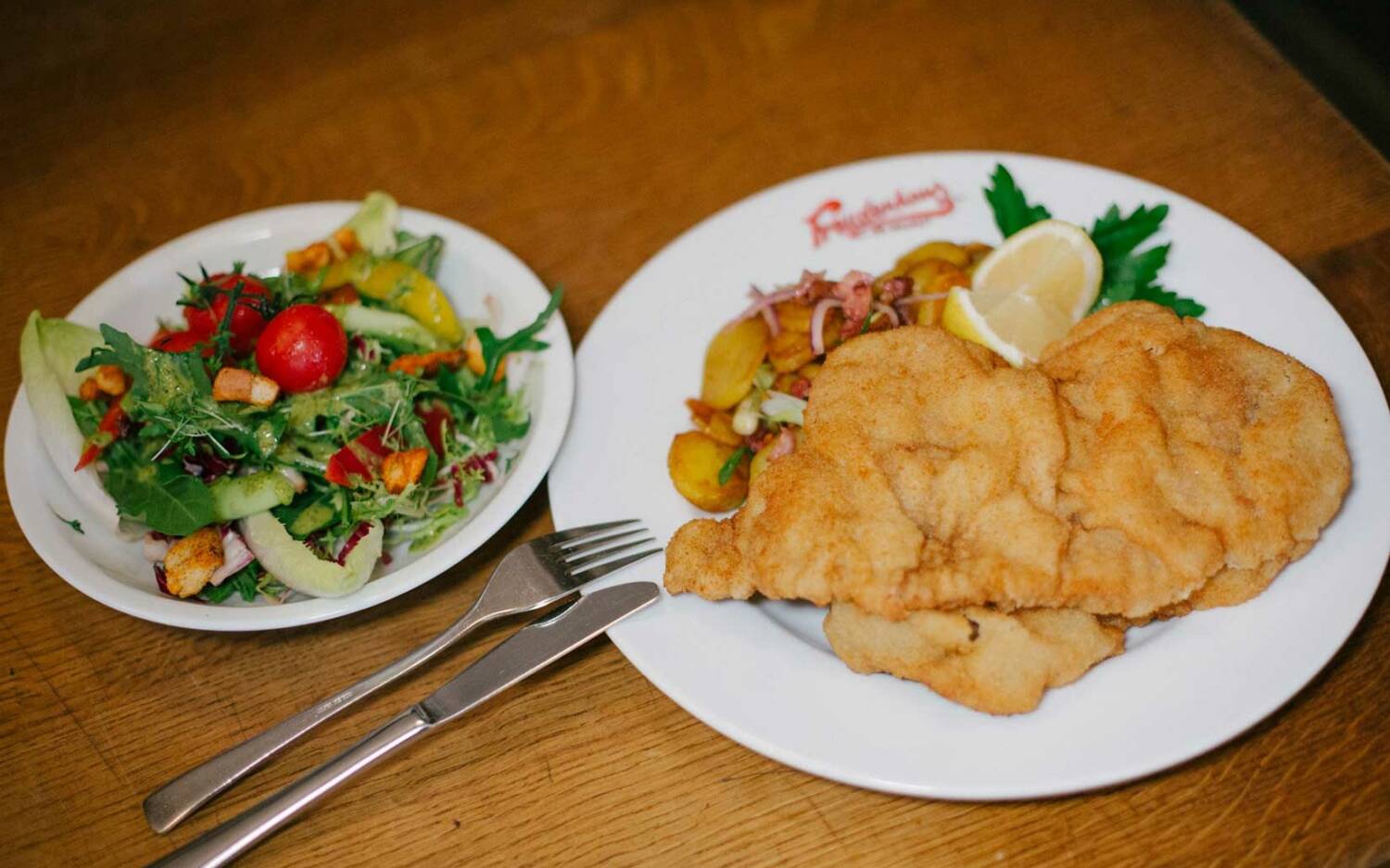 Schnitzel mit Salat geht immer – wahre Heimatküche auf St. Pauli / ©Freudenhaus St. Pauli 