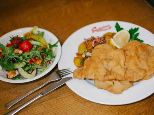 Schnitzel mit Salat geht immer – wahre Heimatküche auf St. Pauli / ©Freudenhaus St. Pauli 