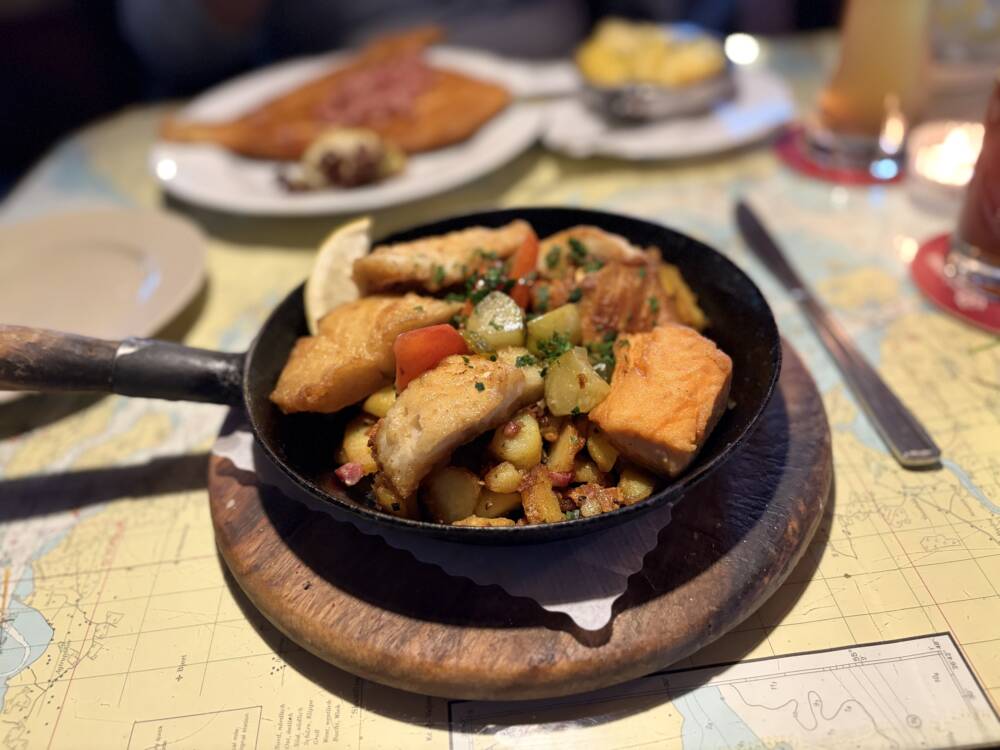 Stilecht, bodenständig, und genau das, was es verspricht: Die Dübelsbrücker Kajüt ist ein ehrliches Fischrestaurant / ©Michael Hein