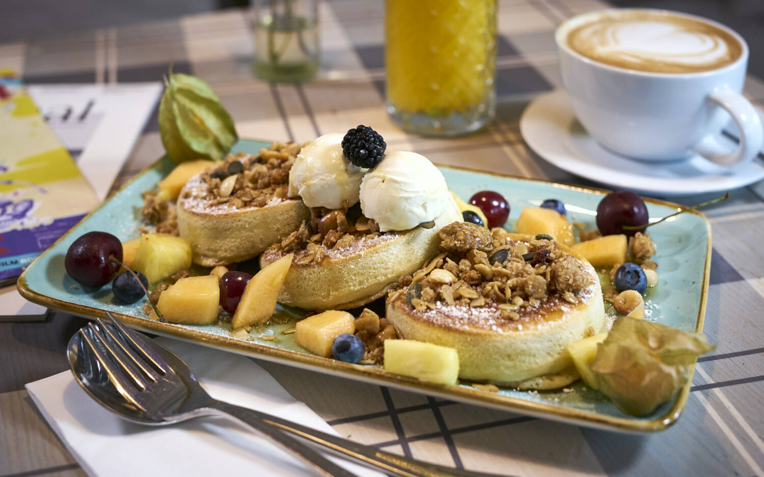 Süß, frisch, lecker – bei solchen fluffigen Pancakes mit Crunch und Obst schreit einfach jeder JA! / ©Marc Sill