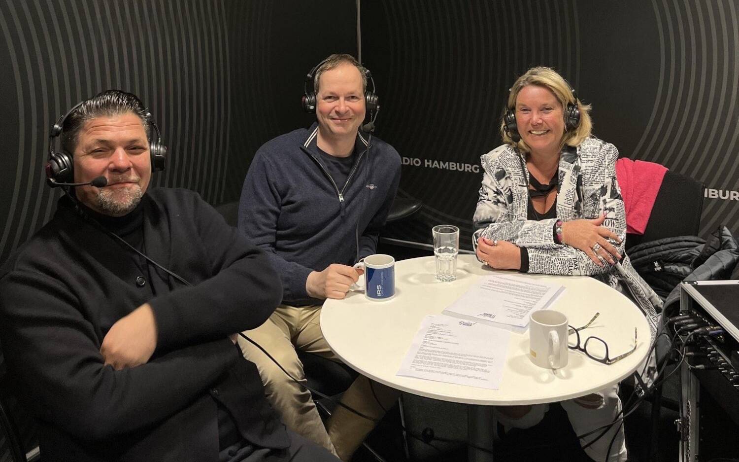 Tim Mälzer (l.) und Tanya Kumst sprechen in der aktuellen Podcastfolge mit Sternekoch Christoph Rüffern / ©Alina Kastell