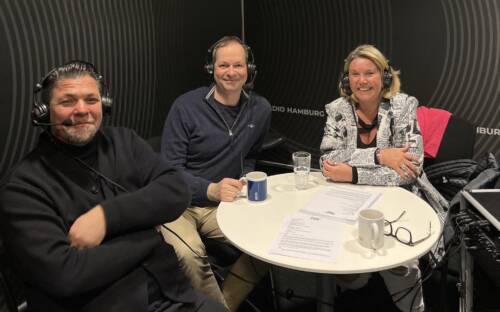 Tim Mälzer (l.) und Tanya Kumst sprechen in der aktuellen Podcastfolge mit Sternekoch Christoph Rüffern / ©Alina Kastell