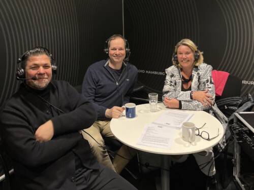 Tim Mälzer (l.) und Tanya Kumst sprechen in der aktuellen Podcastfolge mit Sternekoch Christoph Rüffern / ©Alina Kastell