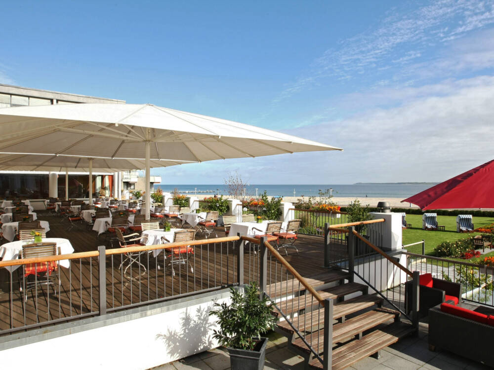Unschlagbar: Die prächtige Terrasse im Travemünder Holstein’s bietet einen spektakulären 180-Grad-Meerblick / ©Atlantic